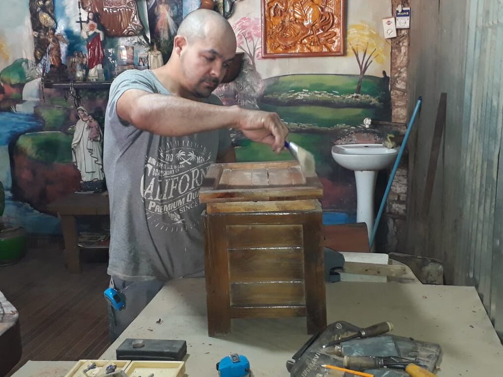 Un hombre privado de su libertad en CDE demuestra que la frase "querer es poder" es real, ya que con trabajo y constancia en sus estudios pudo culminar la carrera de derecho. Foto: Gentileza.