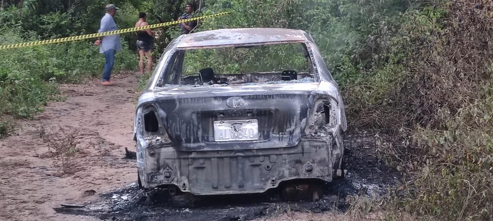 El hallazgo del auto incendiado y el cuerpo incinerado se registró el pasado miércoles, al costado del Country Club Ytororó. Foto: Gentileza.