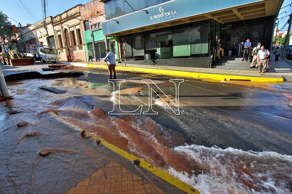 Hasta el momento sigue clausurado al paso vehicular en el tramo de Fulgencio R. Moreno e Independencia Nacional en el microcentro de Asunción. Foto: Christian Meza.