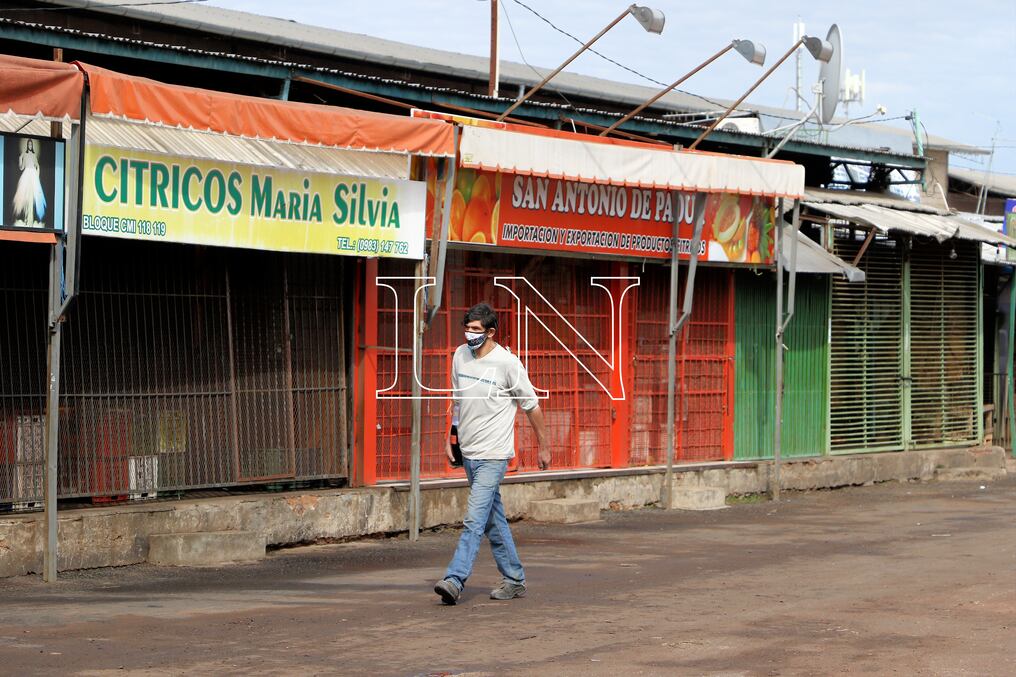 El director del Mercado de Abasto, Renato Pereira, lamentó que existan permisionarios que aún no cumplen las medidas sanitarias, por lo que fueron multados por un valor de G. 600 mil, exponiéndose al cierre de sus puestos. Foto: Pánfilo Leguizamón.