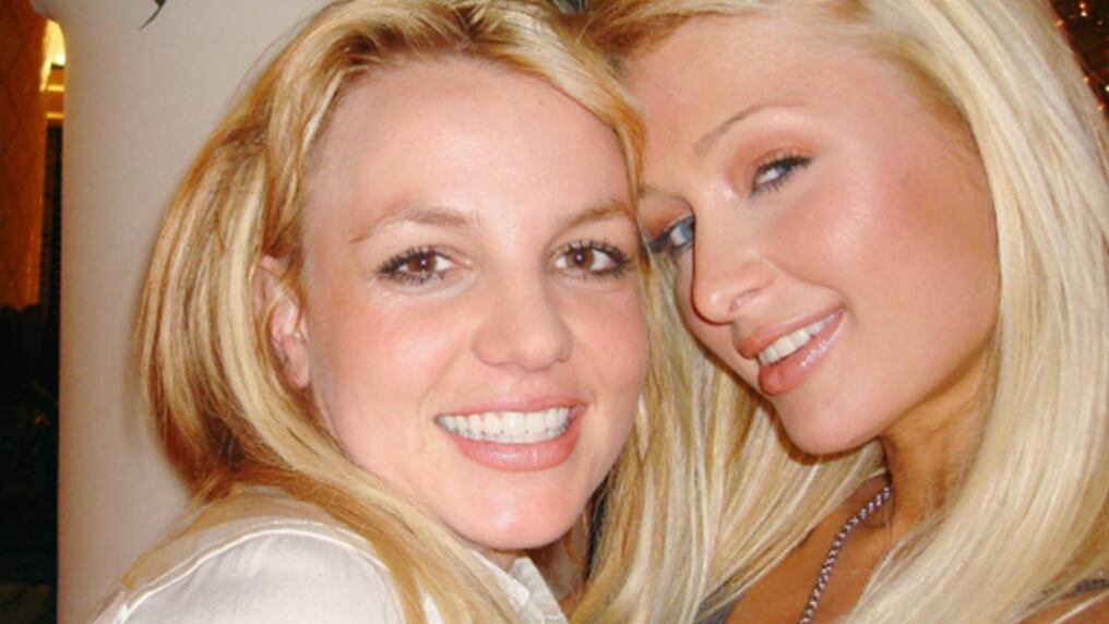 Paris Hilton celebra que hace 14 años inventó las selfies junto a Britney Spears 