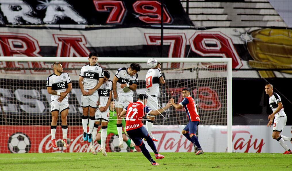 Claudio Aquino ejecuta un tiro libre que pega en Derlis González y se aborta un peligro de gol de Cerro en el clásico de anoche. (foto: Jorge Romero)