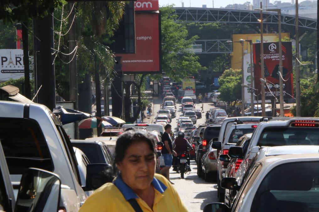 Fila de vehículos para cruzar el Puente de la Amistad se acrecienta durante diciembre y febrero en el centro de Ciudad del Este. Foto: Gentileza.