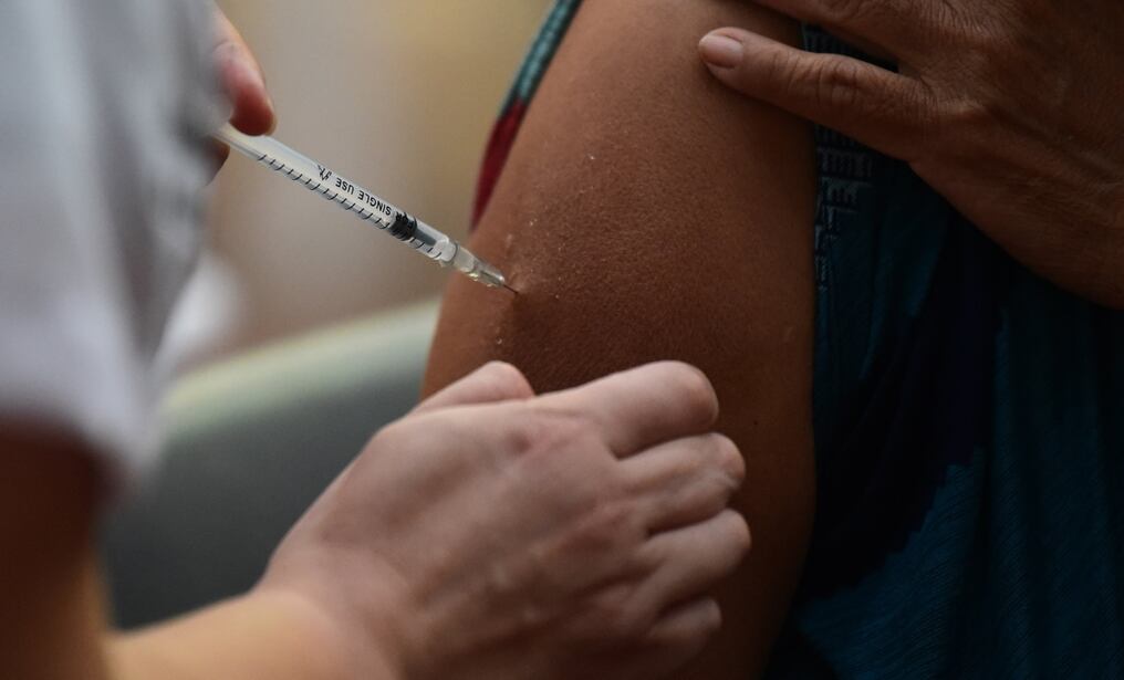 Estudiantes de medicina con prácticas hospitalarias reclaman ser vacunados contra el COVID-19. Foto: AFP.