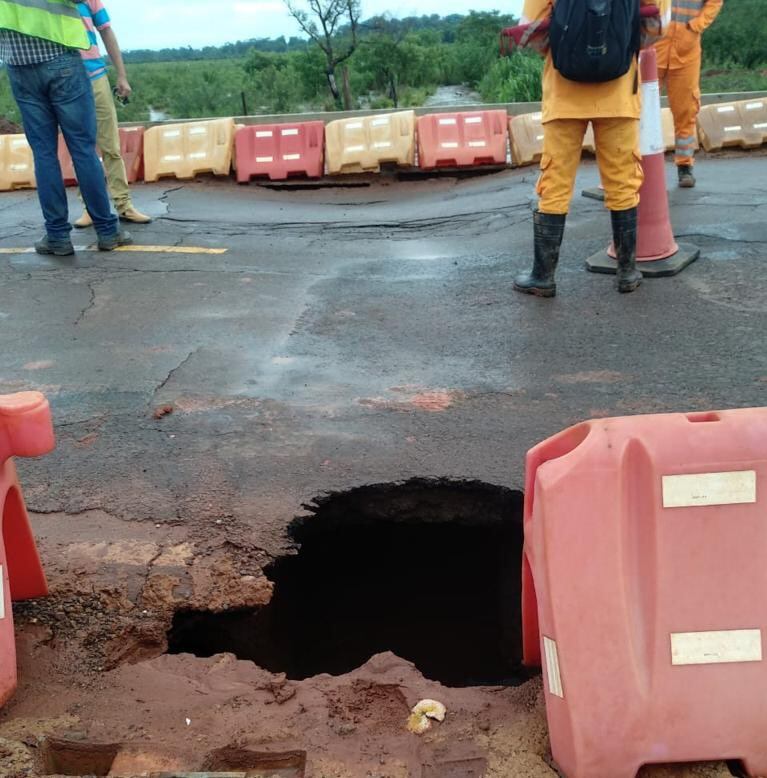 Según datos recabados de testigos, el problema se habría originado en el alcantarillado que se hundió con la lluvia. Foto: MOPC.