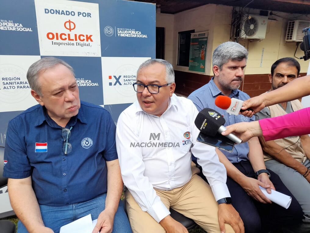 Los doctores Arturo Portillo y Federico Schrodel, director de la región sanitaria y director del hospital regional, respectivamente, en conferencia de prensa sobre chikungunya. Foto: Dolly Galeano.