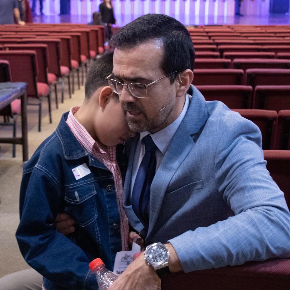 Un niño logró enternecer a miles de internautas luego de que un conocido líder religioso diera a conocer a través de las diferentes plataformas digitales su historia de amor y fe. Foto: Gentileza.