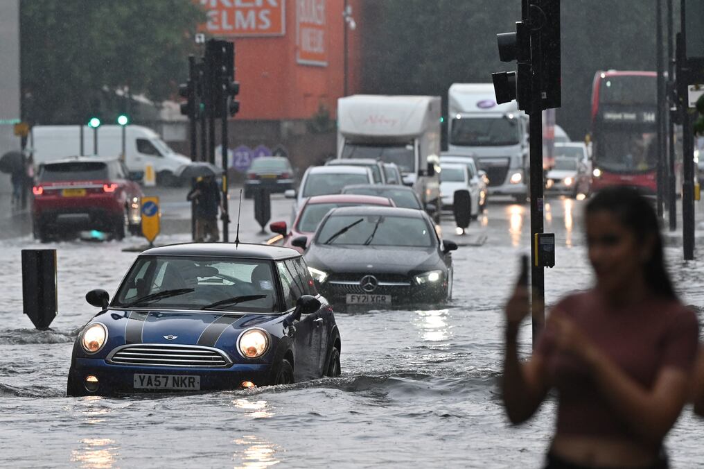 Los bomberos londinenses indicaron que recibieron hasta 300 llamadas por las inundaciones en el suroeste de la ciudad. Foto: AFP.