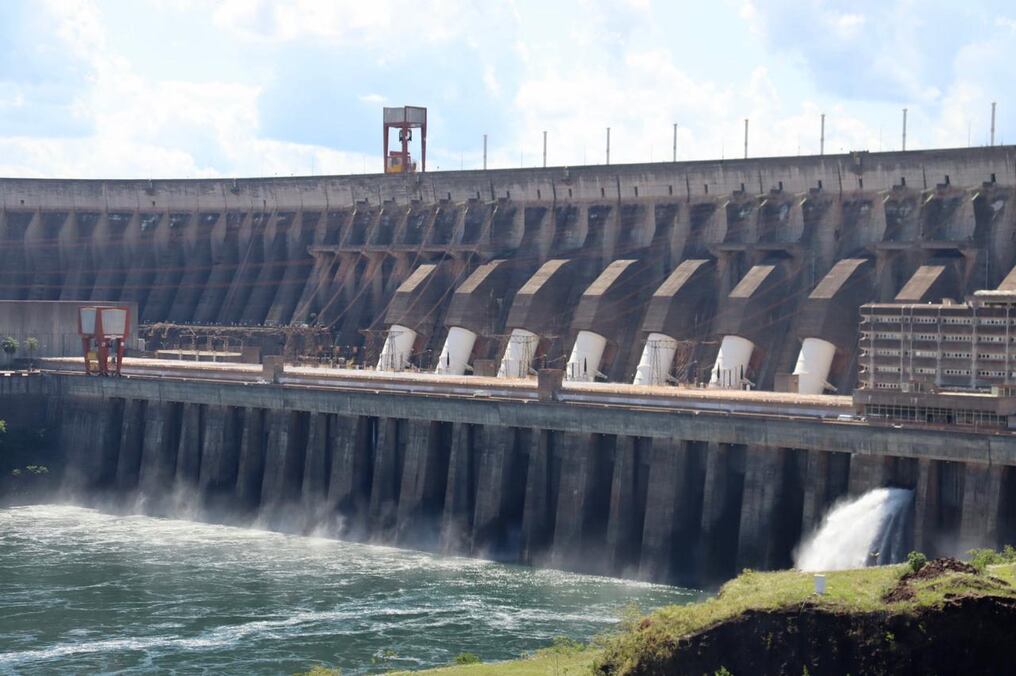 Tras soportar 20 días de lluvias intensas aguas arriba de la Central Hidroeléctrica Itaipú, el nivel del río descendió y se normaliza la situación de las zonas afectadas con inundaciones en Ciudad del Este. Foto: Gentileza.