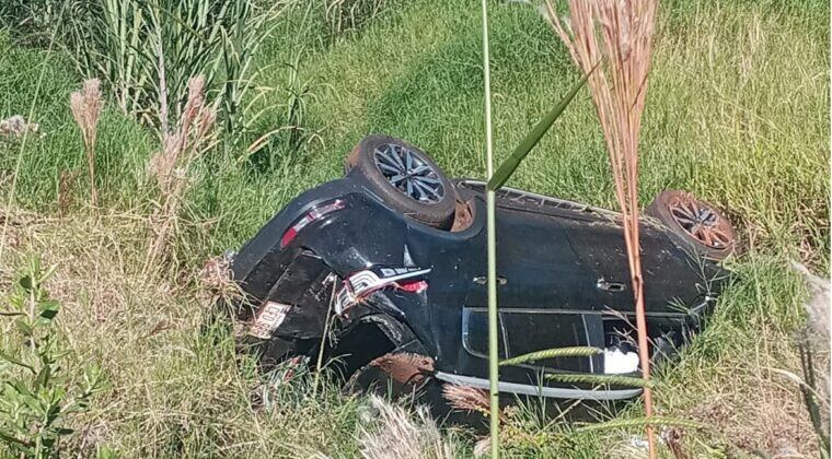 Un enorme bache ocasionó un aparatoso vuelco en Alto Paraná, afortunadamente no se reportaron víctimas fatales. Foto: Gentileza
