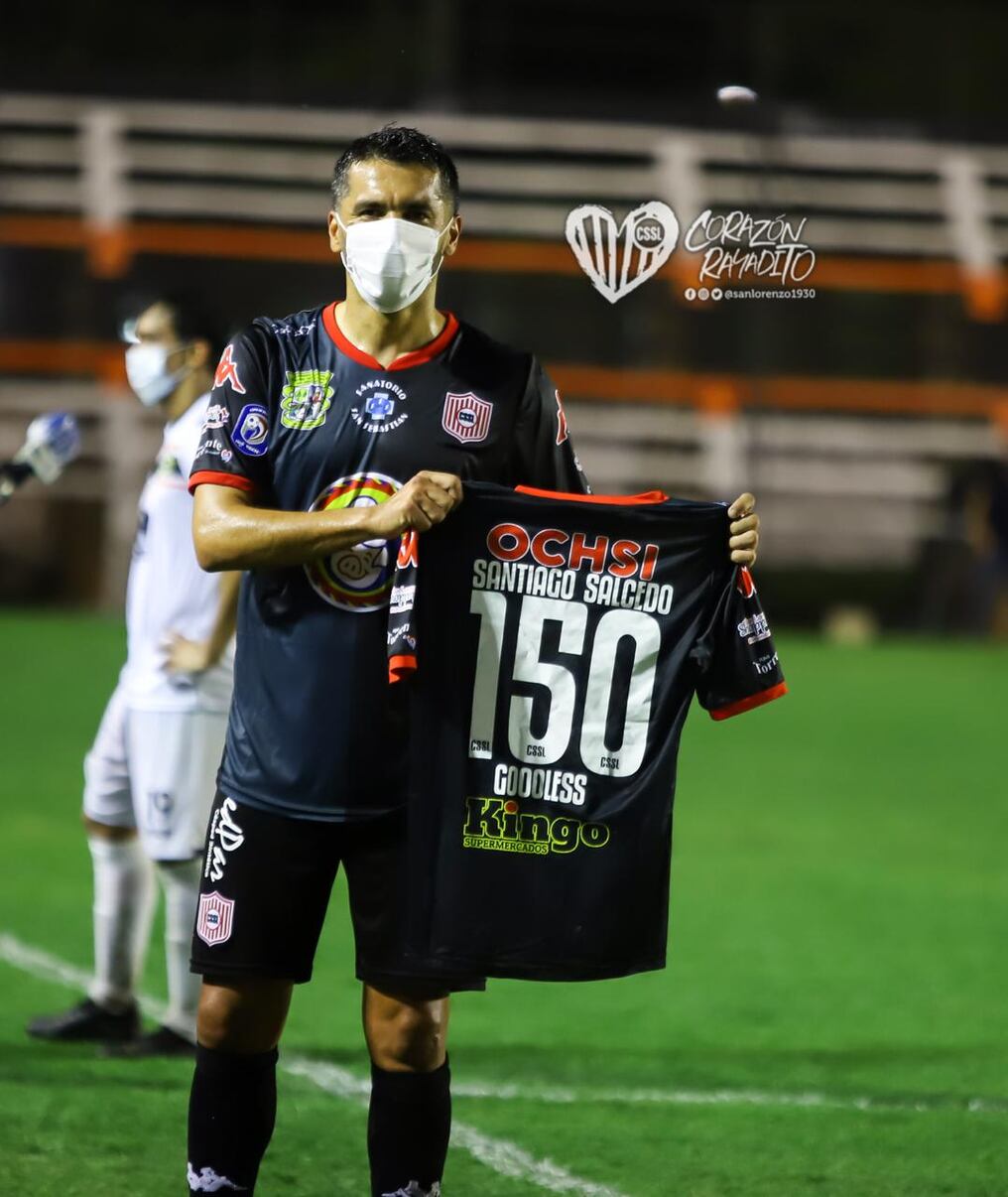 Santiago Salcedo disfruta con el obsequio de la directiva de San Lorenzo por lograr los 150 goles con la entidad del Rayadito. (foto: @SANLORENZO1930)