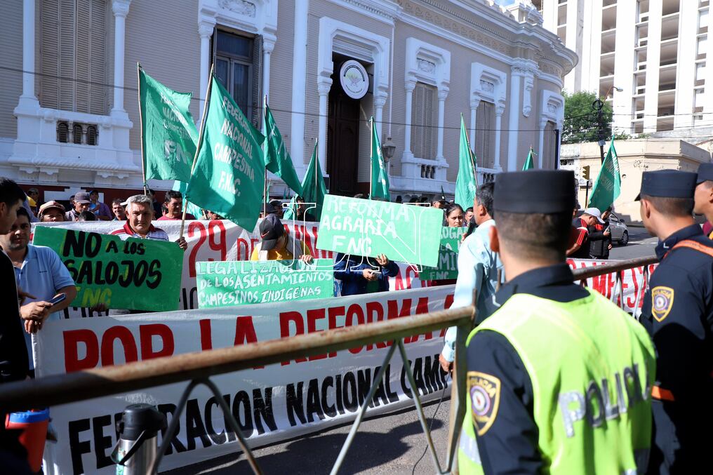 Los labriegos se convocarán frente al MOPC, MUVH y el MEC para mañana, en el segundo día de reclamos. Foto: Roberto Zarza.