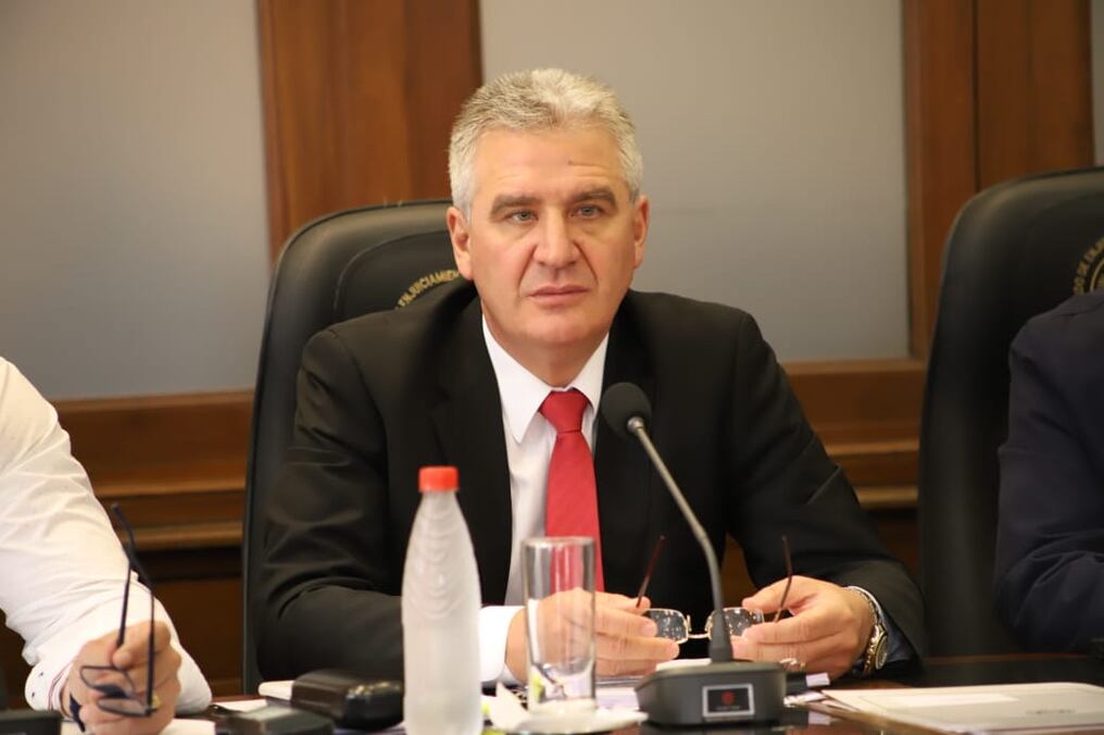 El senador Enrique Bachetta dio detalles de la reunión realizada el lunes en la residencia presidencial Mburuvicha Róga. Foto: Gentileza.