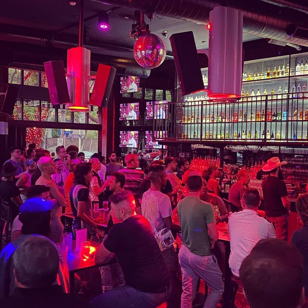 En el bar Revolver, los clientes habían sido advertidos en la fila: sin máscara no hay entrada. Pero, adentro, las reglas son otras. Foto: Instagram.