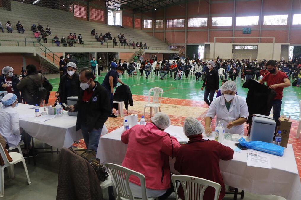 En Alto Paraná son poco más de 110 mil personas vacunadas con la primera dosis desde que se inició la inmunización contra el COVID. Foto: Dolly Galeano.