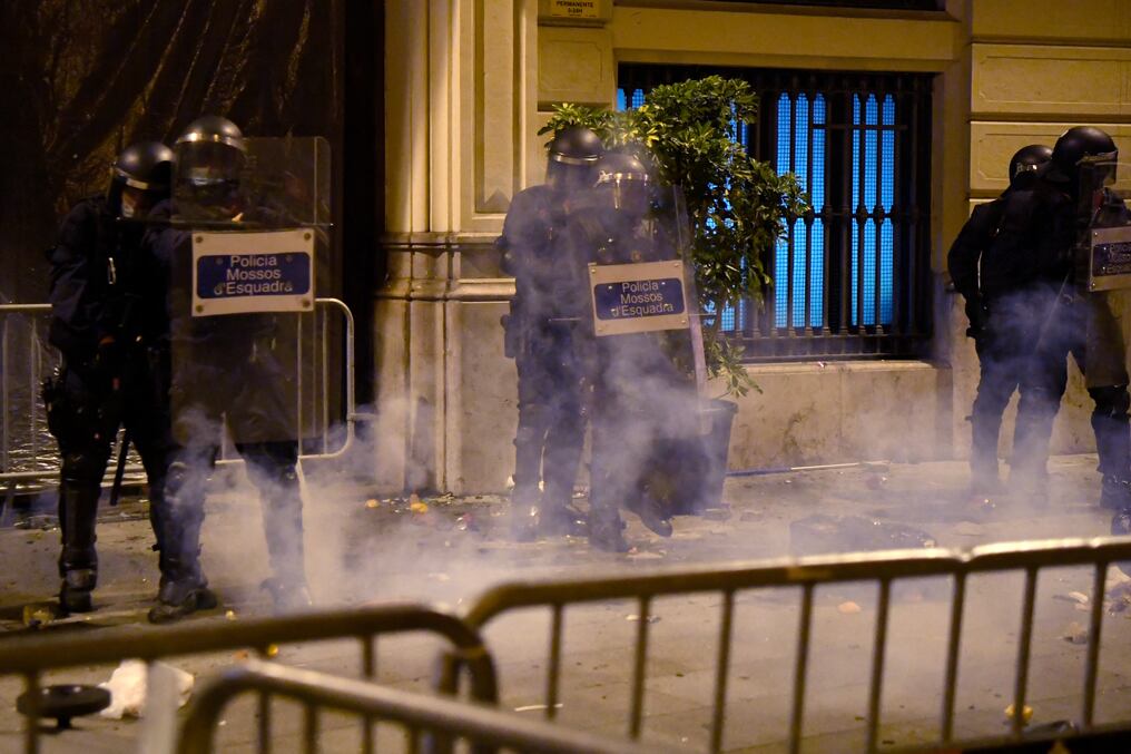 La noche del sábado, los incidentes incluyeron saqueos de tiendas de ropa y daños a edificios emblemáticos de Barcelona, como el Palacio de la Música. Foto: AFP.