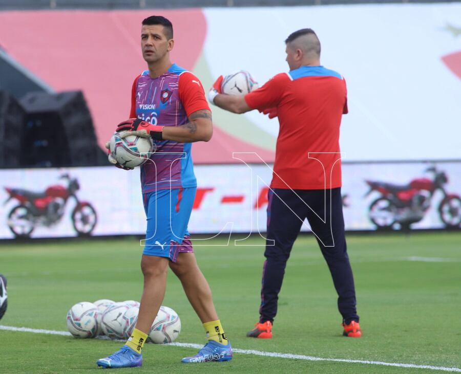 Rodrigo Muñoz participó por última vez en filas del Ciclón en la definición de la Supercopa Paraguay frente a Olimpia tras la expulsión de Jean Fernandes.FOTO:JORGE JARA