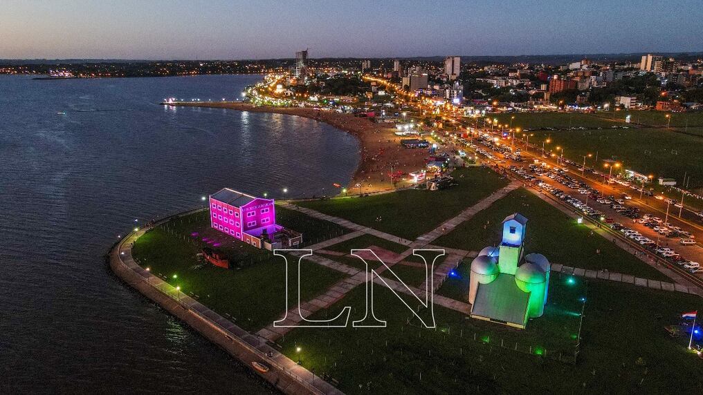 La imagen nocturna del silo y el viejo molino San José, seña de identidad de Encarnación. (foto: Carlos Juri)