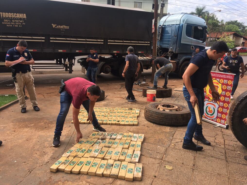 En las ruedas de un tractocamión de tres ejes fueron encontrados 801 kilos de marihuana. La detención se produjo en Hernandarias y la verificación fue realizada en la sede de Investigación de Delitos de la Policía en Ciudad del Este. Foto: Gustavo Galeano.