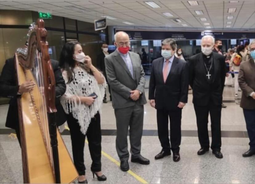 El cardenal fue recibido por el monseñor Antonio Ariotti, nuncio apostólico; por Euclides Acevedo, canciller Nacional; por el monseñor Ricardo Valenzuela, obispo de Caacupé, y por el monseñor Adalberto Martínez Flores, presidente de la Conferencia Episcopal Paraguaya (CEP). Foto: Gentileza.