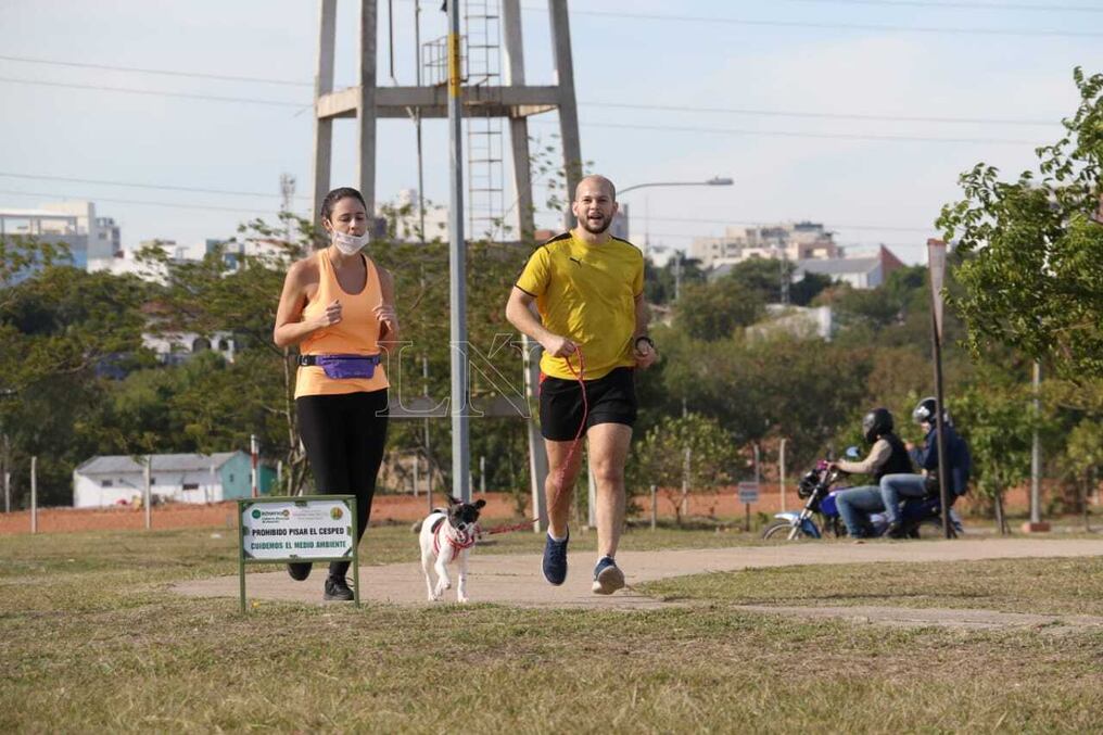 Personas que se encontraban en la Costanera de Asunción. Foto: Néstor Soto.