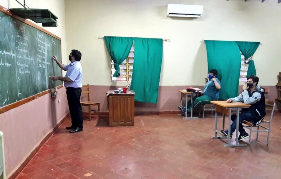 El regreso a clases de manera presencial se dio a partir de los primeros días del mes de noviembre, pero solo para que los del último año de la secundaria puedan cerrar el ciclo. Foto: Gentileza.