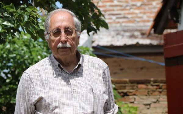 El padre Pedro Velasco, de vasta labor en los bañados, destacó la decisión del monseñor Adalberto Martínez de celebrar su título honorífico del Vaticano en un barrio periférico de Asunción. Foto: Archivo.