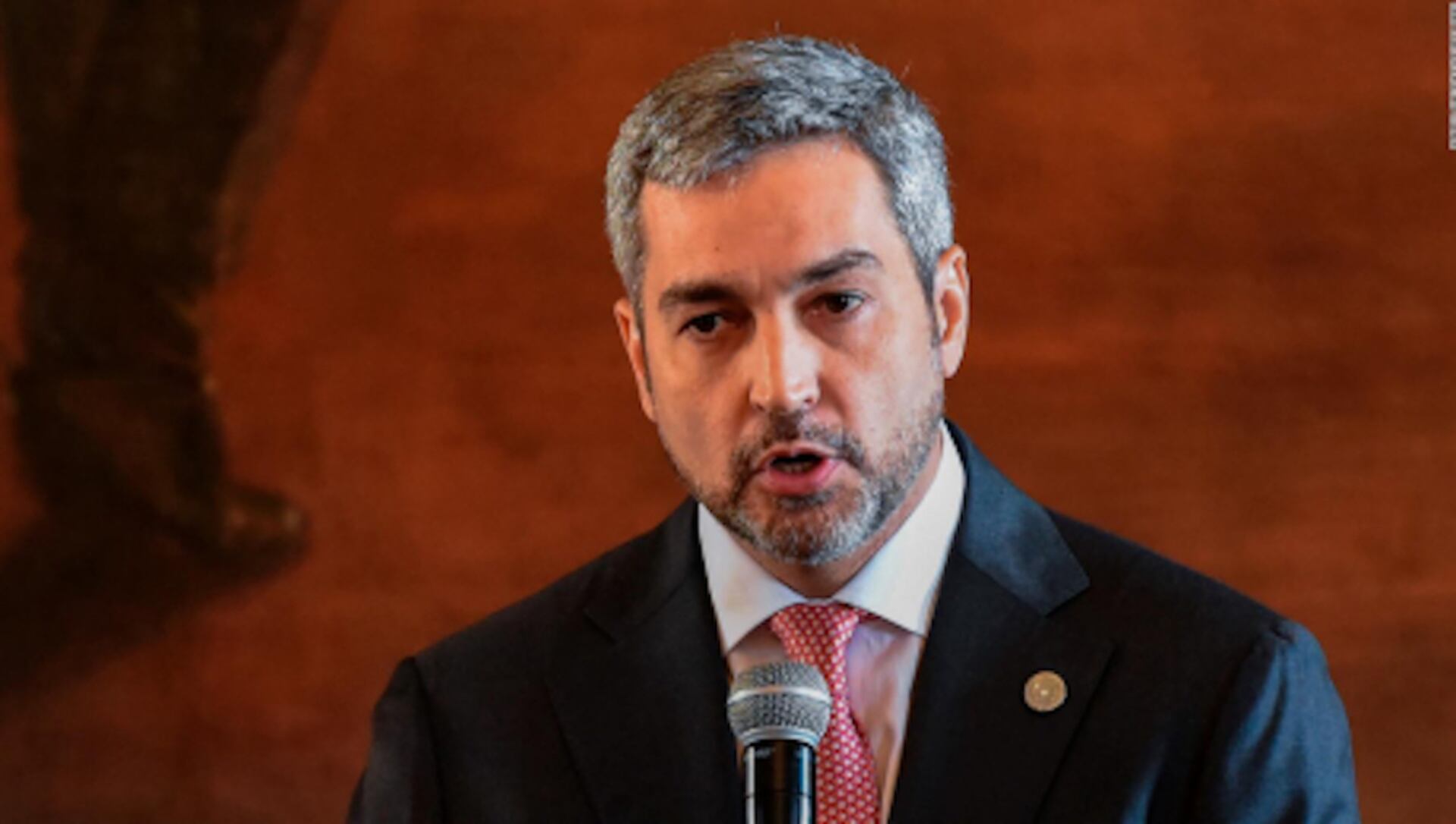 El presidente de la República Mario Abdo Benítez sumó una más a su lista de deslices, esta vez, con una respuesta indiferente al pedido de un ciudadano por la falta de insumos, quien como última opción quiso llegar al presidente. Foto: Archivo.