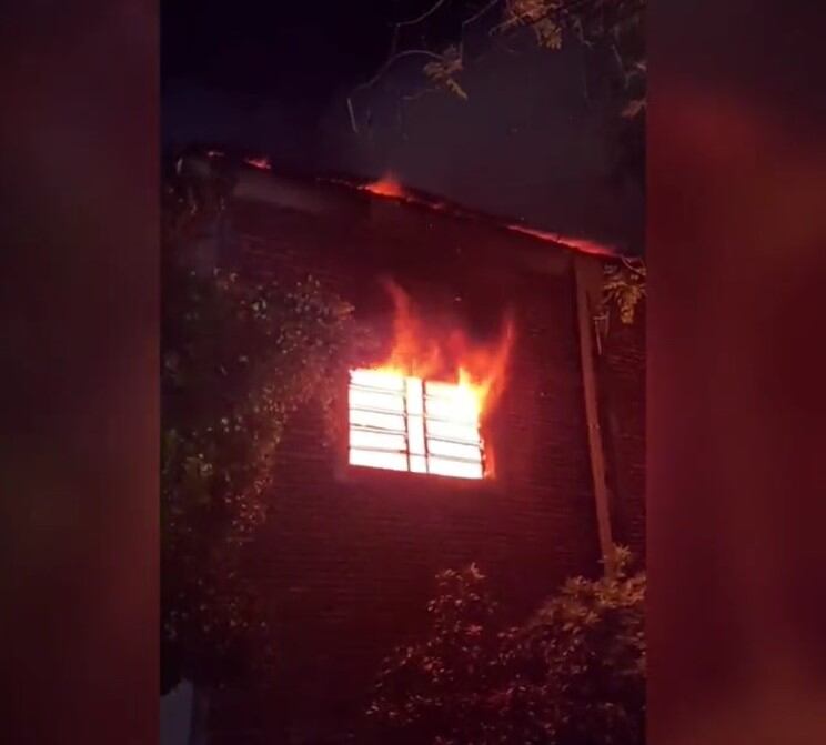 Hasta el momento no se sabe cómo se habría iniciado el incendio de grandes proporciones en la oficina del Senave, pero no se descarta un cortocircuito. Foto: Captura de pantalla.