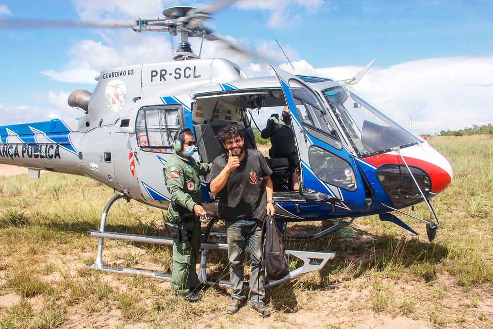 El piloto brasileño Antonio Sena fue rescatado en Santarem, estado de Pará, al norte de Brasil, el 6 de marzo de 2021. Foto: AFP.