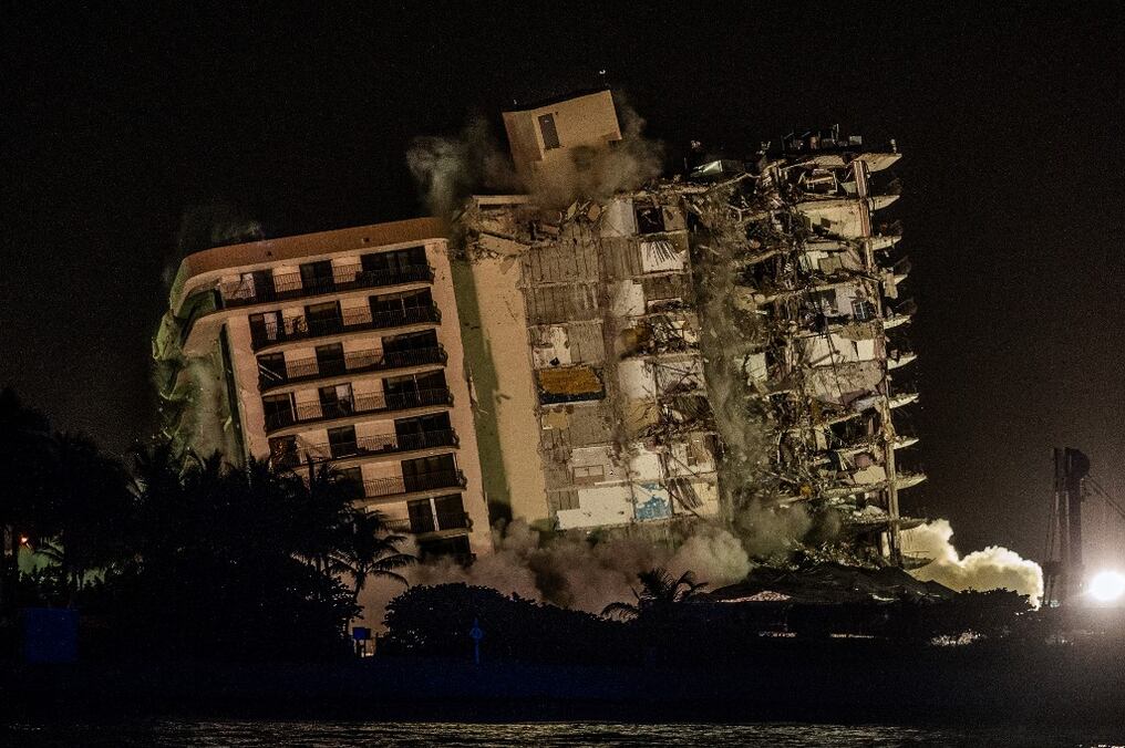 Los restos de la torre sur del complejo fueron demolidos mediante una explosión controlada, el domingo pasado. Foto: AFP.