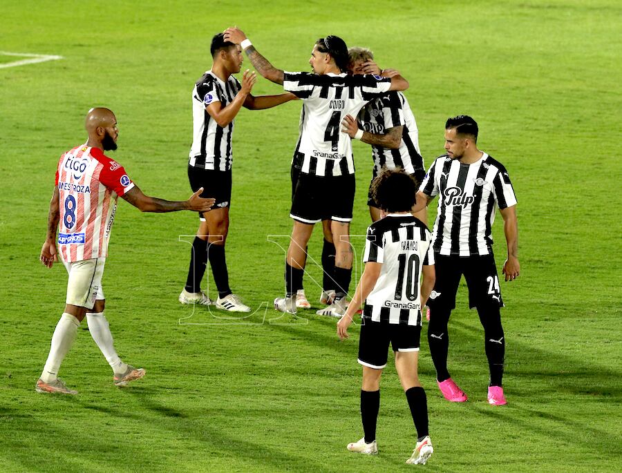 Los liberteños festejan la clasificación al finalizar el complicado partido ante Junior en el Defensores del Chaco.FOTO:NÉSTOR SOTO