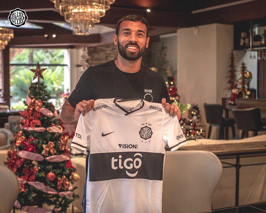 El volante Ramón Martínez posa con su nueva camiseta, la franjeada, que vestirá la temporada 2023.FOTO:@CLUB OLIMPIA