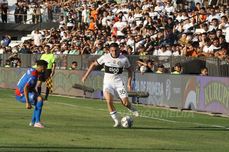 El lateral de Olimpia Facundo Zabala gestando un ataque ante Federico Carrizo de Cerro Porteño, durante el último clásico. Ambos están en la consideración de sus equipos.FOTO:NÉSTOR SOTO