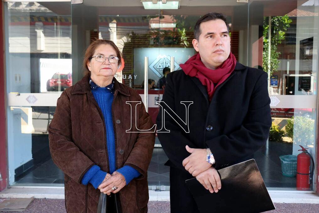 Miguelina Brítez y el abogado Jorge Ayala presentaron denuncia contra Alberto y Jorge Palumbo, Lourdes Arévalos y la firma Potï por producción de documentos de contenido falso y estafa. Foto: Nadia Monges.