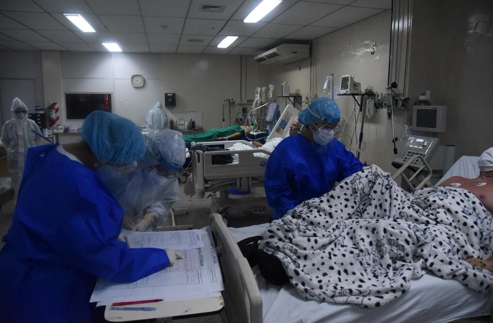 Sostienen que ya no hay médicos especialistas y que todos los lugares están llenos. Instan al cuidado y a hacer un esfuerzo por los seres queridos. Foto: AFP.