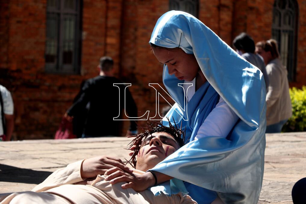 En la Catedral de Asunción se realizó el tradicional vía crucis durante la mañana de este Viernes Santo, en el marco de las diferentes actividades culturales y religiosas previstas por la Semana Santa. Foto: Eduardo Velázquez