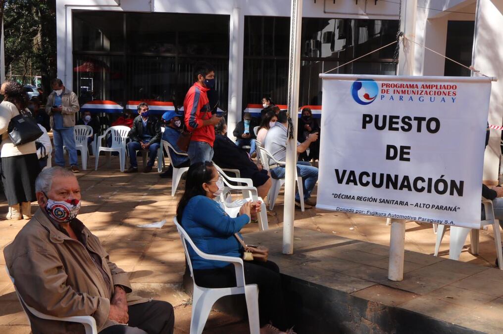 Hasta esta hora, ya se inocularon unas 600 personas contra el COVID-19 en la jornada de hoy en Ciudad del Este y se preve llegar a 700 en el puesto de la Gobernación. Foto: Archivo.