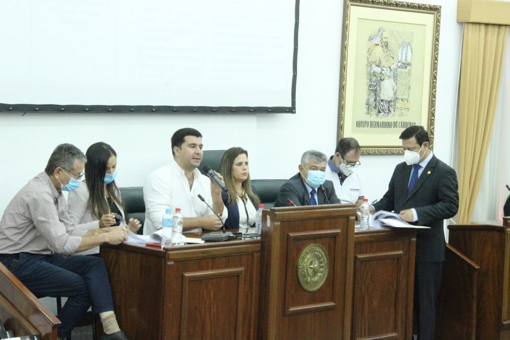 Los referentes de diferentes bancadas se encargaron de estampar las primeras firmas en el documento acusatorio. Foto: Gentileza.