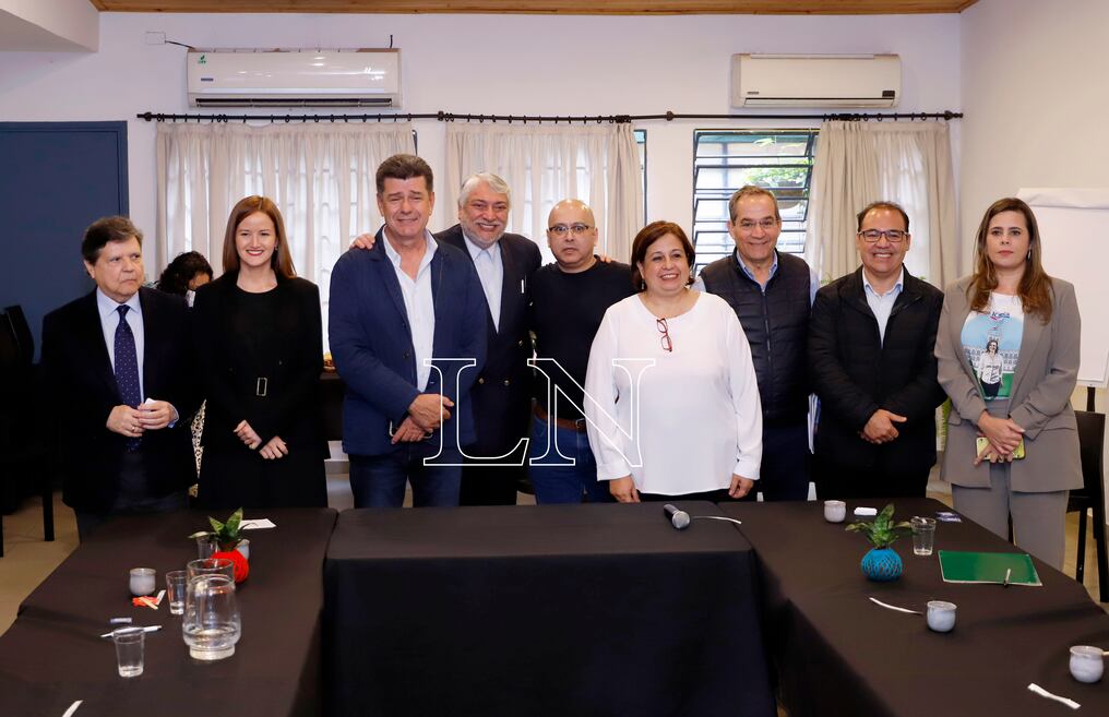 El histórico encuentro de presidenciables de la oposición fue convocado por la articulación de izquierda “Ñemongeta, por una patria nueva”. Foto: Christian Meza.
