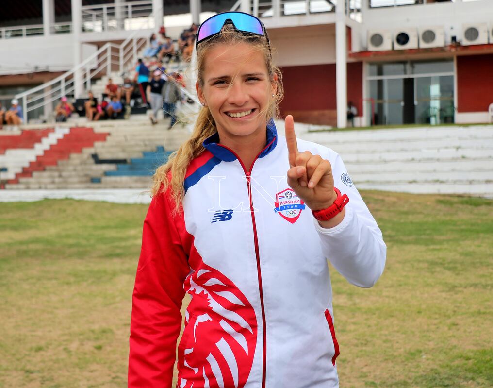 Alejandra Alonso se consagró como la cuarta medalla de oro para el podio guaraní, la atleta de 26 años triunfó en la modalidad “par de remos cortos”. Foto: Nadia Monges.