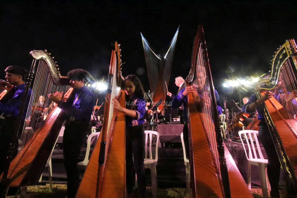 El acto inaugural del monumento al arpa paraguaya contó con varias presentaciones artísticas. Foto: Néstor Soto.