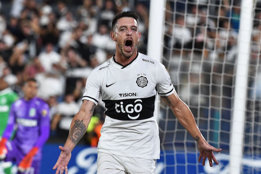 Alejandro Silva festeja su conquista en la victoria de Olimpia ante Atlético Nacional. El uruguayo fue uno de los hombres gravitantes del elenco local.FOTO: AFP