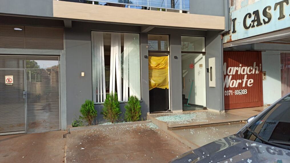 Vivienda del director de la Penitenciaría Regional de Pedro Juan Caballero que fue atacada a balazos por dos desconocidos. Foto: Radio Imperio