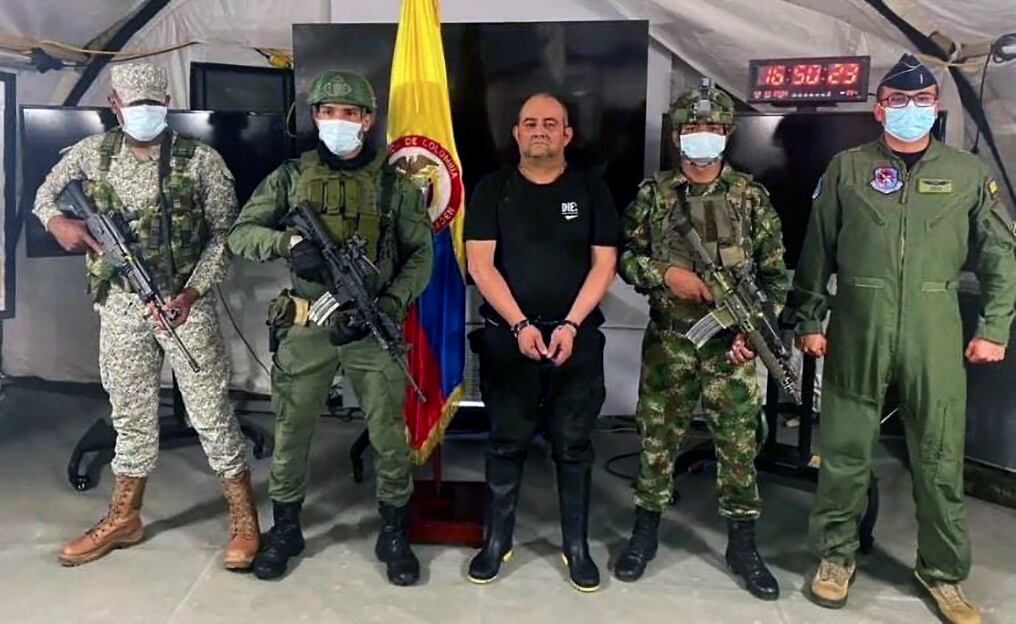 Miembros del Ejército de Colombia escoltan al narcotraficante más buscado de Colombia y jefe del Clan del Golfo, Dairo Antonio Usuga, alias Otoniel, después de su captura. Foto: AFP.