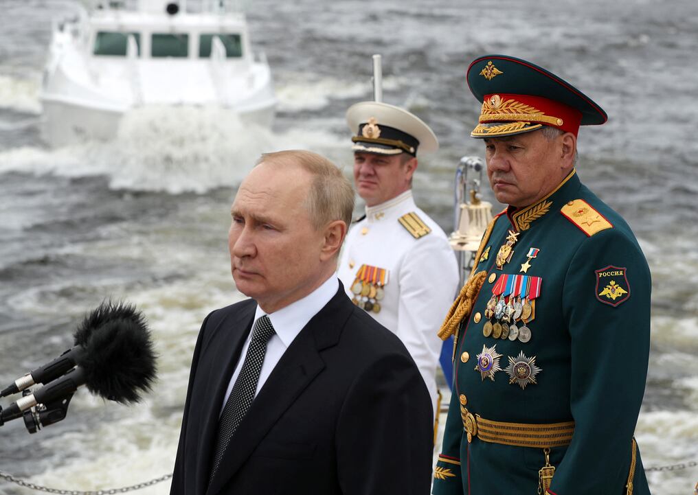 La flota rusa “es capaz de infligir una respuesta fulminante a todos aquellos que decidan atentar contra nuestra soberanía y libertad”, aseguró el presidente Vladimir Putin durante un desfile naval en San Petersburgo. Foto: AFP.