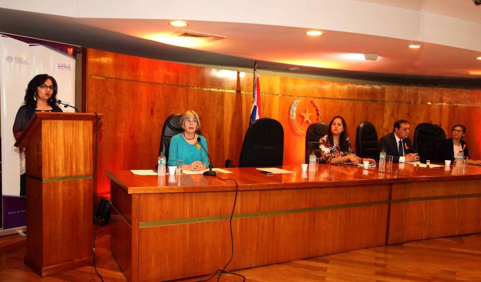 Doctora Silvia López Safi, directora de la Secretaría de Género de la Corte Suprema de Justicia, brindó las primeras palabras de la actividad. Foto: Gentileza.