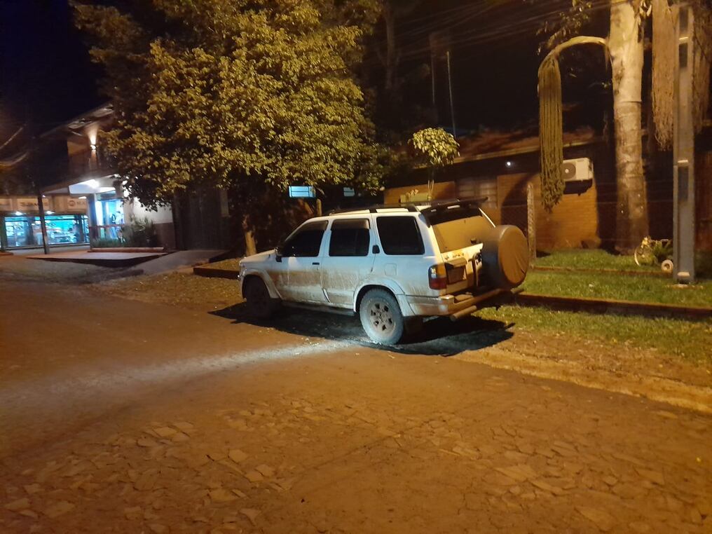 La camioneta que habría sido utilizada por una pareja de alemanes y que tendría a las niñas desaparecidas fue encontrada abandonada en la ciudad de Bella Vista, departamento de Itapúa. Foto: Gentileza.