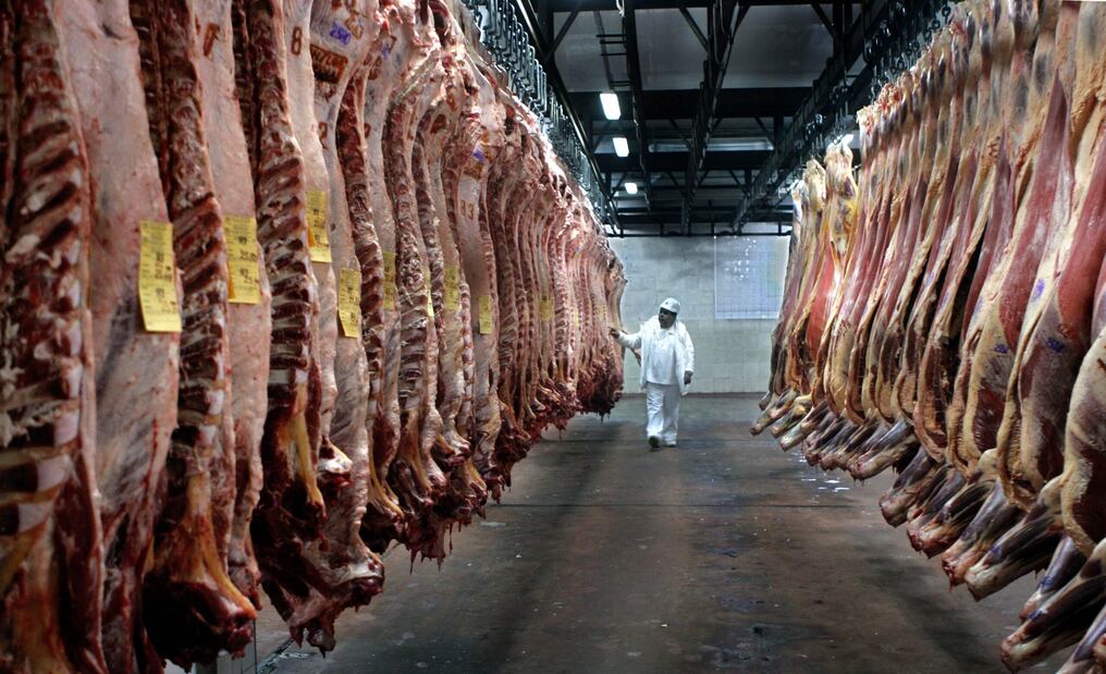 El gobierno argentino prorrogó por 60 días la medida que busca moderar los precios del mercado interno y que ya se cuestionó en mayo pasado. Foto: AFP.