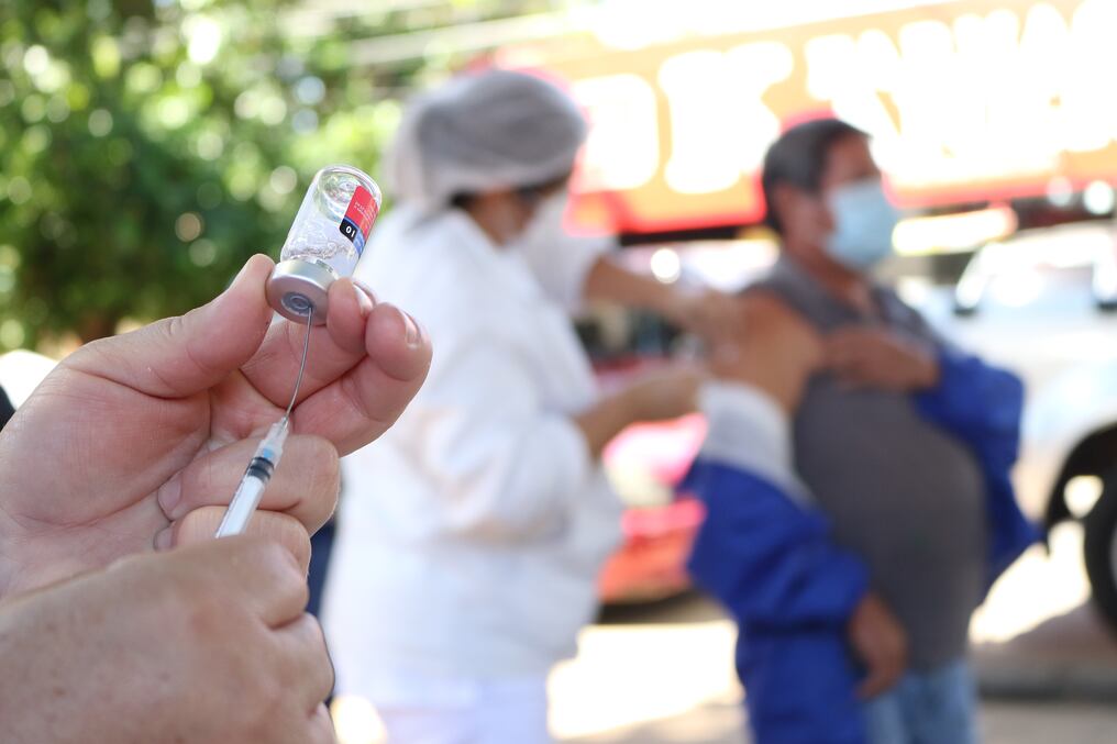 La sugerencia es recibir en brazos distintos la vacuna anti-COVID y las que tienen más posibilidad de causar reacción local. Foto: Christian Meza.